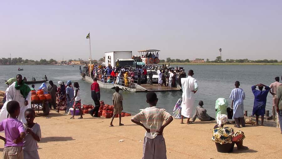 Arrivée du bac de Rosso sur la rive mauritanienne