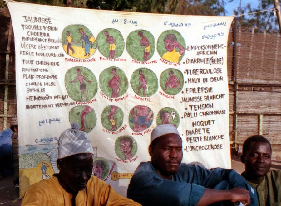 Guérisseur traditionnel sur le marché de Tambacounda