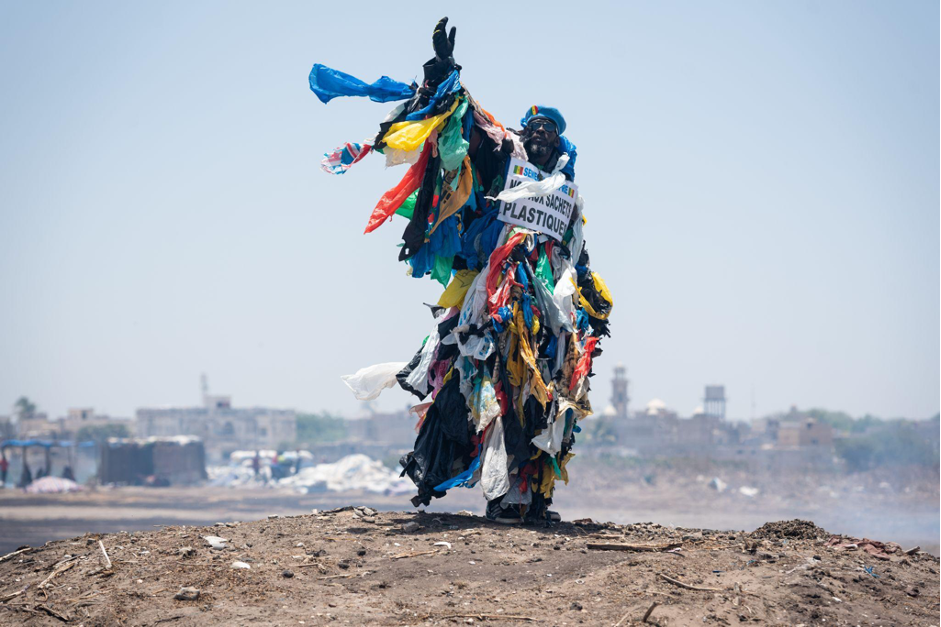 A Dakar, le fléau du sachet d'eau en plastique - La Libre